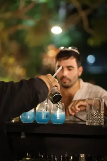 ברמן מכין קוקטיילים כחולים