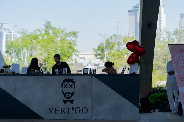 הבר של Vertigo בין מגדלי משרדים