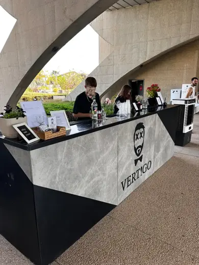 עמדת בר ממותגת של Vertigo באירוע