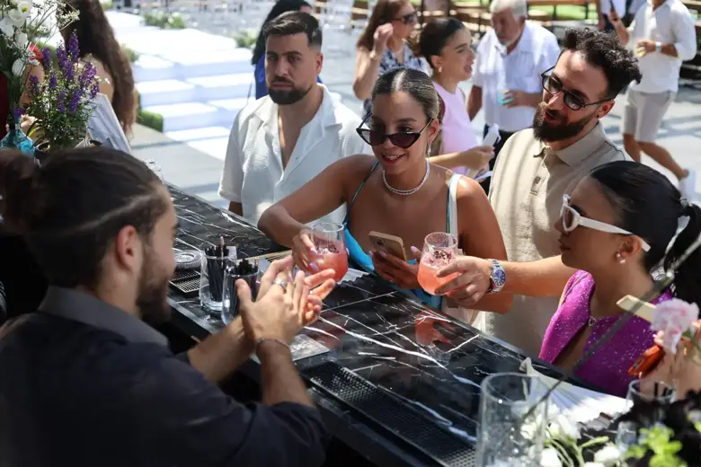 אורחים בחתונה מקבלים קוקטיילים