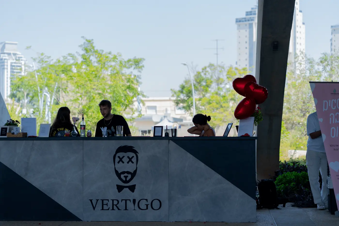 הבר של Vertigo בין מגדלי משרדים